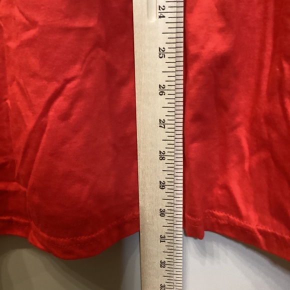 Buc-ees Red XL 40th Anniversary Party Like Its 1982 Beaver Peace Love Shirt - Picture 10 of 10